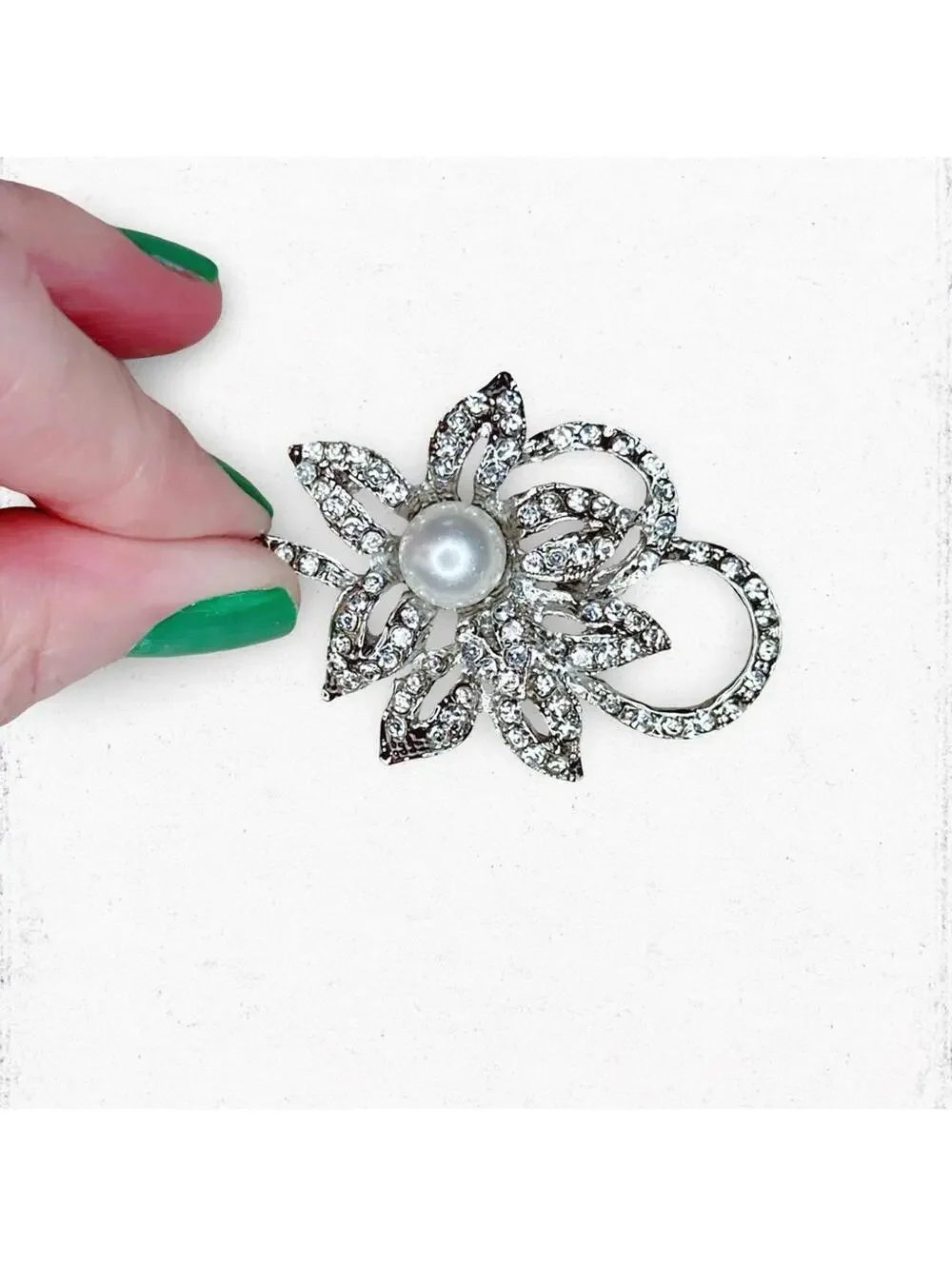 165. Silvertone Glass Bling Flower Brooch